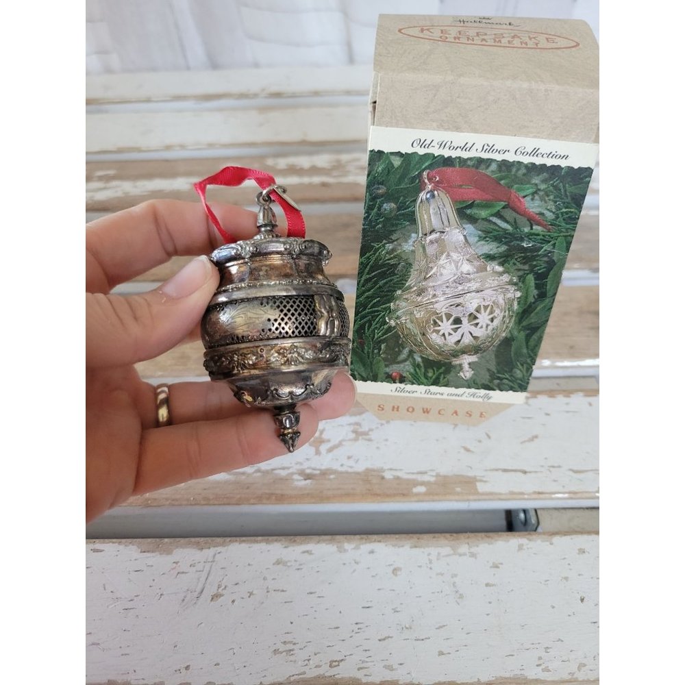 Hallmark silver stars Holly world collection ornament as is